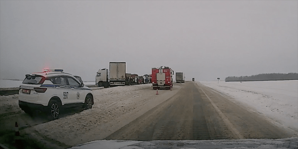 Смертельная авария с фурой на М1. «Занесло на заснеженной дороге, выбросило на встречку. А через две секунды в меня прилетел МАЗ»