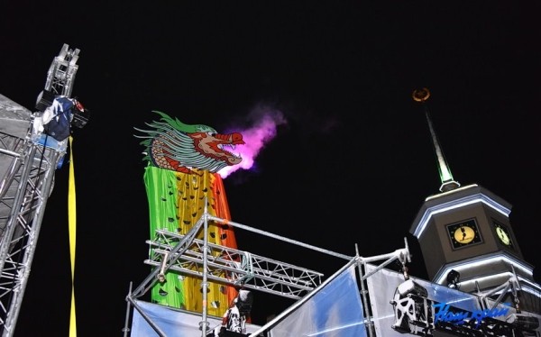 Такого еще не было. Огни на барановичской елке зажег огромный дракон Такого еще не было. Огни на барановичской елке зажег огромный дракон