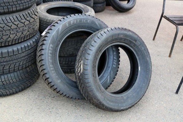 «Переобул» машину за границей. Можно ли провезти старые покрышки в Беларусь?