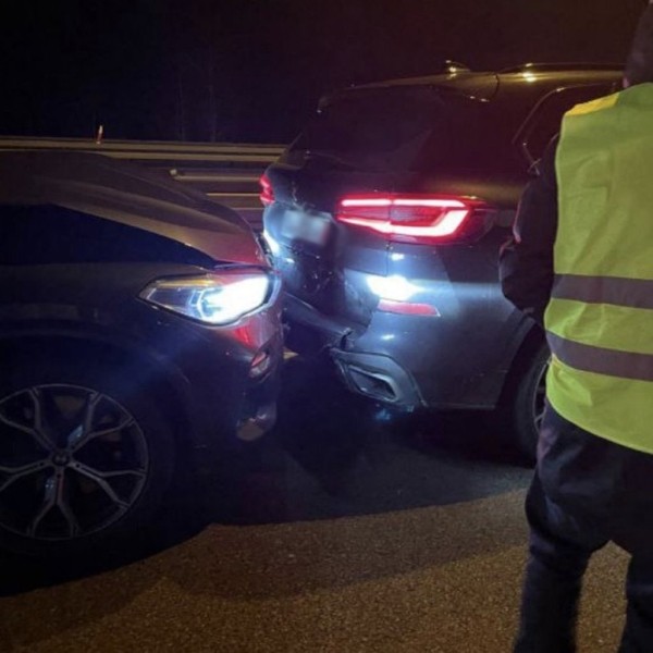 На польской границе водитель Audi пытался вклиниться в очередь и усадил человека на капот На польской границе водитель Audi пытался вклиниться в очередь и усадил человека на капот