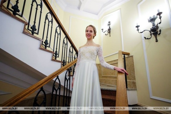 Студенты и учащиеся Брестской области станцевали на новогоднем балу в Коссовском дворце Студенты и учащиеся Брестской области станцевали на новогоднем балу в Коссовском дворце