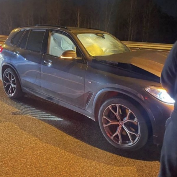 На польской границе водитель Audi пытался вклиниться в очередь и усадил человека на капот На польской границе водитель Audi пытался вклиниться в очередь и усадил человека на капот