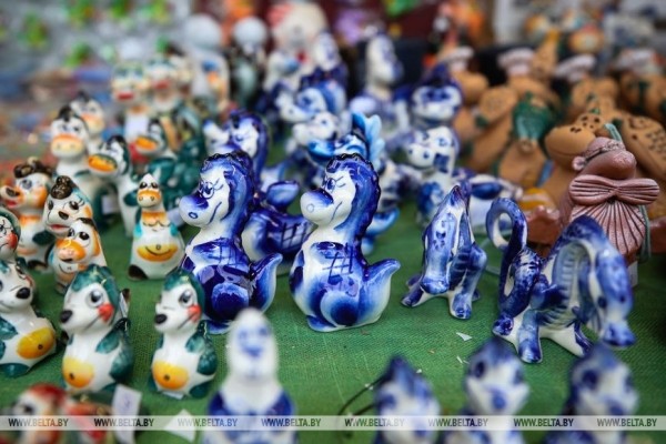 Пестрые, сияющие и манящие. Предновогодние ярмарки открылись в Бресте Пестрые, сияющие и манящие. Предновогодние ярмарки открылись в Бресте