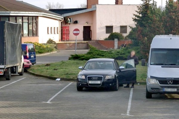 На польской границе водитель Audi пытался вклиниться в очередь и усадил человека на капот На польской границе водитель Audi пытался вклиниться в очередь и усадил человека на капот