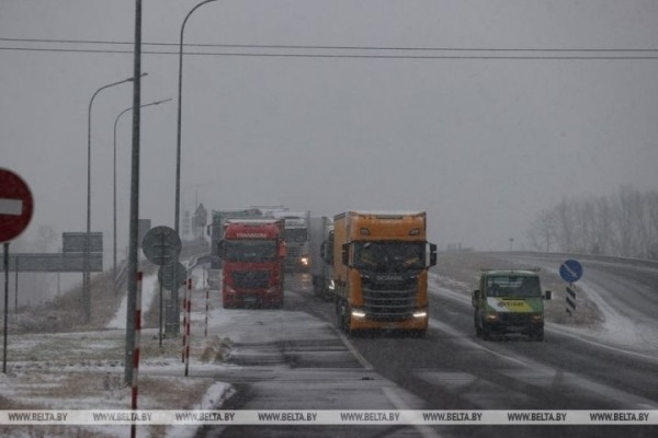 Более двух тысяч фур скопилось на границе Беларуси с Евросоюзом Более двух тысяч фур скопилось на границе Беларуси с Евросоюзом