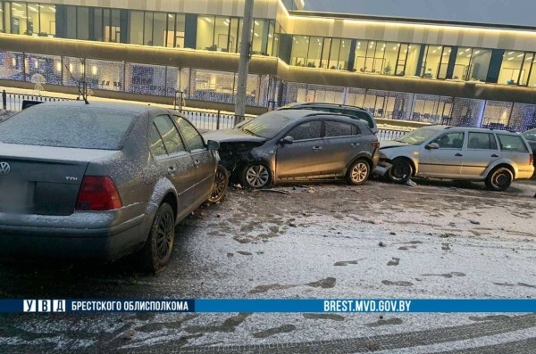 В Бресте на Пионерской произошло ДТП с участием трех авто. Появилось видео В Бресте на Пионерской произошло ДТП с участием трех авто. Появилось видео