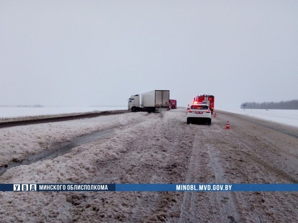 Смертельная авария с фурой на М1. «Занесло на заснеженной дороге, выбросило на встречку. А через две секунды в меня прилетел МАЗ»