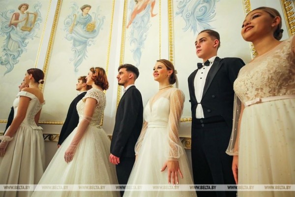 Студенты и учащиеся Брестской области станцевали на новогоднем балу в Коссовском дворце Студенты и учащиеся Брестской области станцевали на новогоднем балу в Коссовском дворце