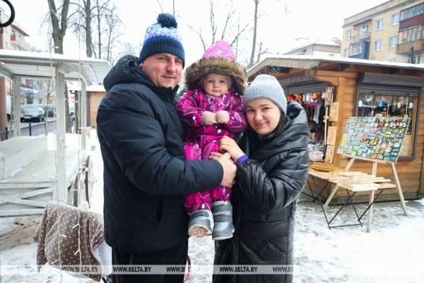 Пестрые, сияющие и манящие. Предновогодние ярмарки открылись в Бресте Пестрые, сияющие и манящие. Предновогодние ярмарки открылись в Бресте
