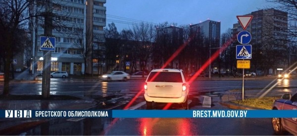 В Бресте водитель Chrysler сбил двух женщин. Появилось видео, как это произошло