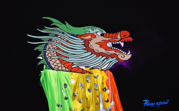 Такого еще не было. Огни на барановичской елке зажег огромный дракон Такого еще не было. Огни на барановичской елке зажег огромный дракон