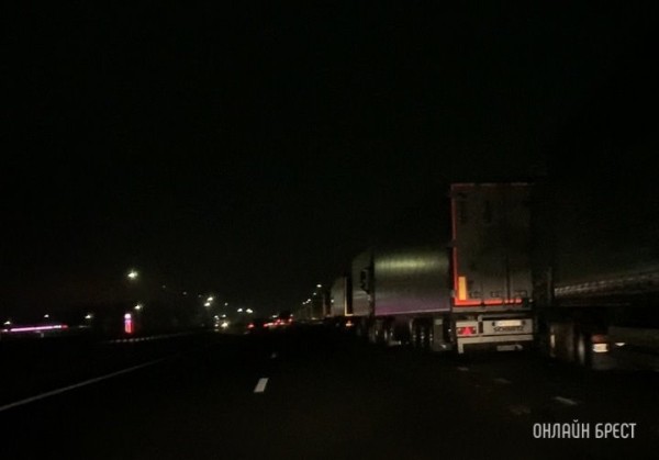 Более 3300 фур стоят на границе Беларуси с ЕС Более 3300 фур стоят на границе Беларуси с ЕС