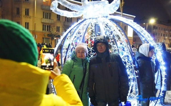 Такого еще не было. Огни на барановичской елке зажег огромный дракон Такого еще не было. Огни на барановичской елке зажег огромный дракон