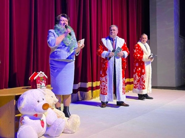 В Бресте устроили новогодний праздник для 300 детей-сирот и с ограниченными возможностями