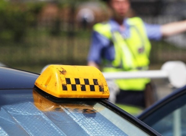 Пьяный пассажир напал с ножом на таксиста Пьяный пассажир напал с ножом на таксиста