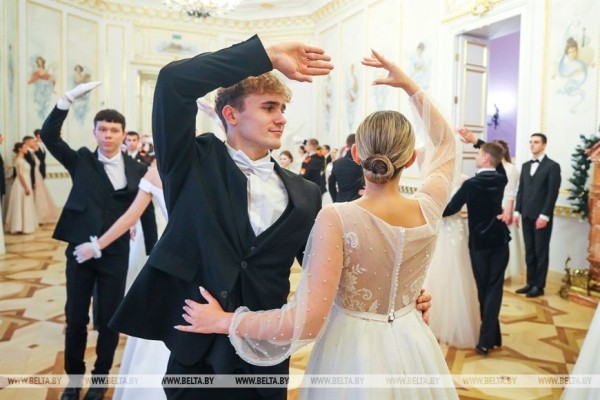 Студенты и учащиеся Брестской области станцевали на новогоднем балу в Коссовском дворце Студенты и учащиеся Брестской области станцевали на новогоднем балу в Коссовском дворце