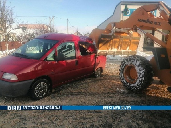 Погрузчик с ковшом и легковушка. Стали известны подробности ДТП в Кобрине Погрузчик с ковшом и легковушка. Стали известны подробности ДТП в Кобрине