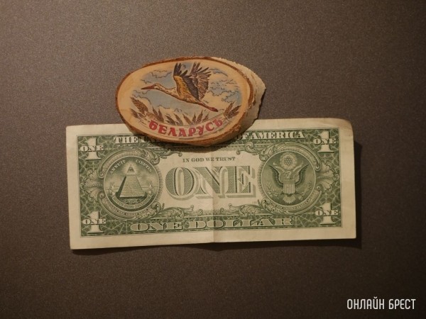 Белорусы сметают валюту в обменниках: за ноябрь купили ее почти на $1 млрд