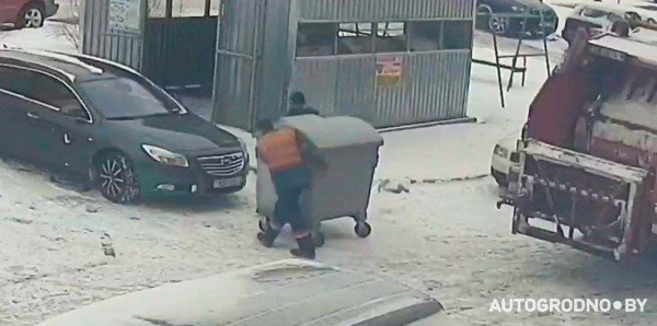 Теперь понятно, кто и почему блокирует авто мусорными баками. Видео из Гродно Теперь понятно, кто и почему блокирует авто мусорными баками. Видео из Гродно