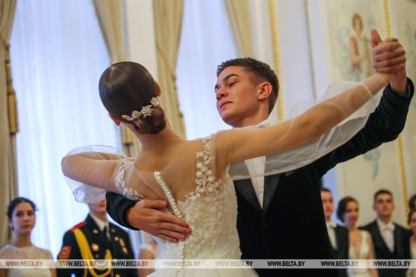 Студенты и учащиеся Брестской области станцевали на новогоднем балу в Коссовском дворце Студенты и учащиеся Брестской области станцевали на новогоднем балу в Коссовском дворце