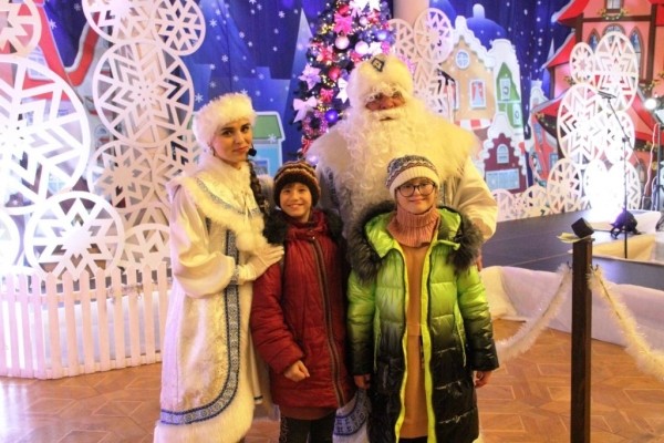 В Бресте устроили новогодний праздник для 300 детей-сирот и с ограниченными возможностями