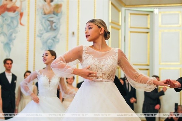 Студенты и учащиеся Брестской области станцевали на новогоднем балу в Коссовском дворце Студенты и учащиеся Брестской области станцевали на новогоднем балу в Коссовском дворце