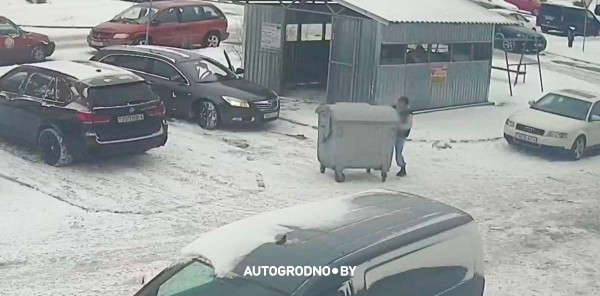 Теперь понятно, кто и почему блокирует авто мусорными баками. Видео из Гродно Теперь понятно, кто и почему блокирует авто мусорными баками. Видео из Гродно