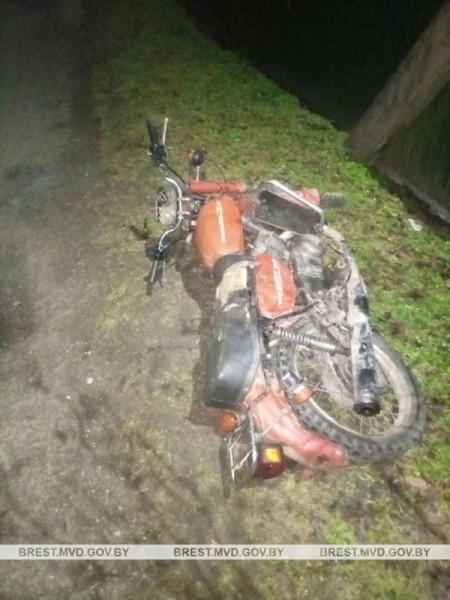 Пьяный на мотоцикле сбил 15-летнюю девочку в Дрогичинском районе Пьяный на мотоцикле сбил 15-летнюю девочку в Дрогичинском районе