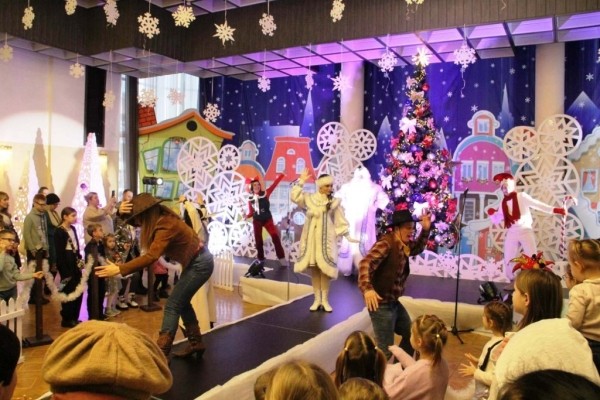 В Бресте устроили новогодний праздник для 300 детей-сирот и с ограниченными возможностями