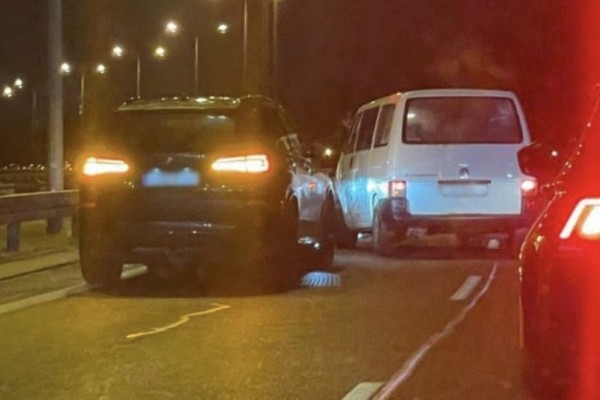 На польской границе водитель Audi пытался вклиниться в очередь и усадил человека на капот На польской границе водитель Audi пытался вклиниться в очередь и усадил человека на капот