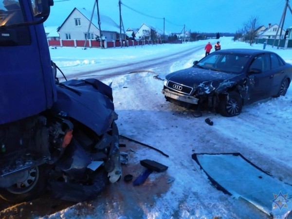 При ДТП в Пружанах работники МЧС спасли водителя легкового автомобиля