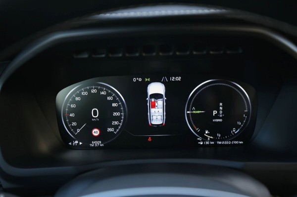 «ТО у дилера со всеми расходниками — 1 200 рублей». Белорус о владении 400-сильным гибридом Volvo XC90