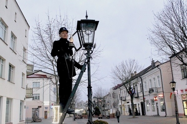 Фонарщик из Бреста показал «Москвич-412», с которым не хочет расставаться