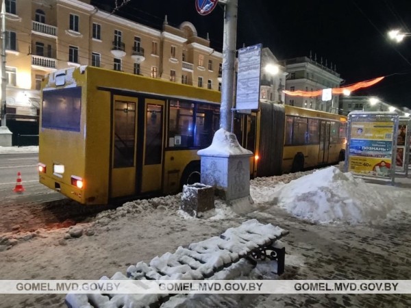 Женщину зажало дверью автобуса, после чего она упала на дорогу и оказалась под колесом