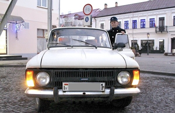 Фонарщик из Бреста показал «Москвич-412», с которым не хочет расставаться