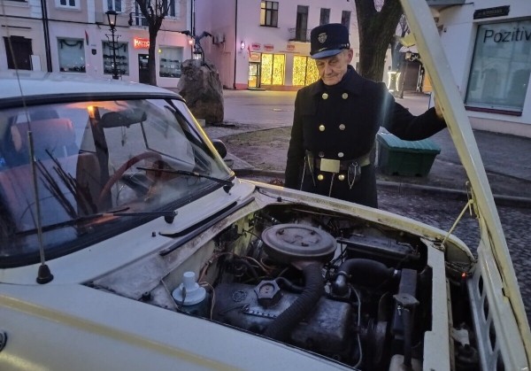 Фонарщик из Бреста показал «Москвич-412», с которым не хочет расставаться