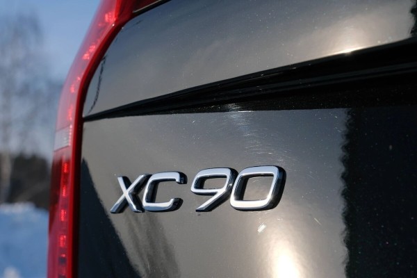 «ТО у дилера со всеми расходниками — 1 200 рублей». Белорус о владении 400-сильным гибридом Volvo XC90