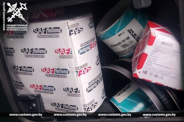 Белорус «за вознаграждение» вез через границу автозапчасти в тайнике. Изъяли и товар, и тягач