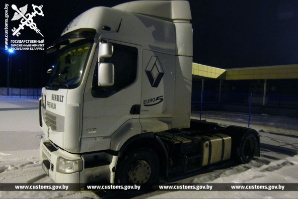 Белорус «за вознаграждение» вез через границу автозапчасти в тайнике. Изъяли и товар, и тягач