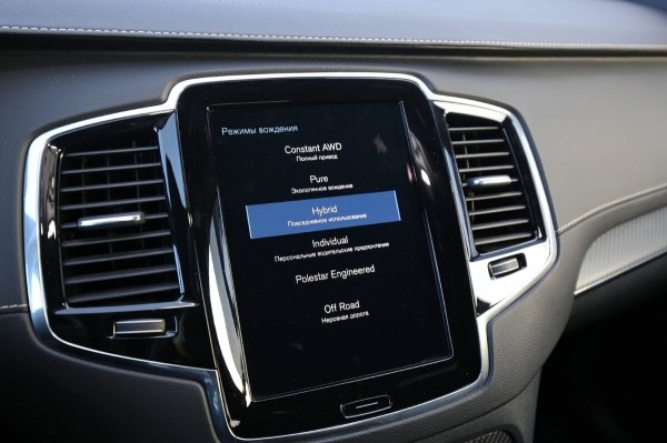 «ТО у дилера со всеми расходниками — 1 200 рублей». Белорус о владении 400-сильным гибридом Volvo XC90