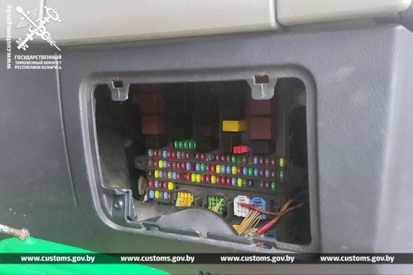 Белорус «за вознаграждение» вез через границу автозапчасти в тайнике. Изъяли и товар, и тягач