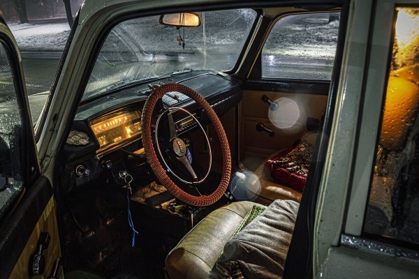 Фонарщик из Бреста показал «Москвич-412», с которым не хочет расставаться