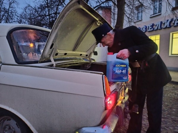Фонарщик из Бреста показал «Москвич-412», с которым не хочет расставаться