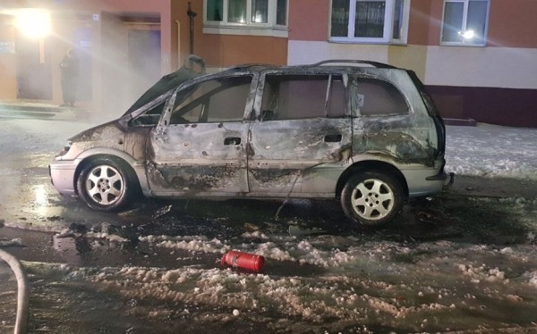 Машина загорелась на парковке в Барановичах