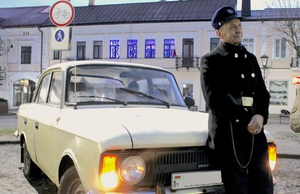 Фонарщик из Бреста показал «Москвич-412», с которым не хочет расставаться