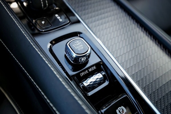 «ТО у дилера со всеми расходниками — 1 200 рублей». Белорус о владении 400-сильным гибридом Volvo XC90