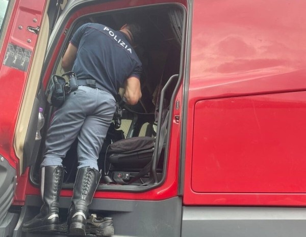 «У полиции только один вопрос: cash или карта?». Девушка из Брестской области колесит по Европе на Mercedes-Benz Actros «У полиции только один вопрос: cash или карта?». Девушка из Брестской области колесит по Европе на Mercedes-Benz Actros