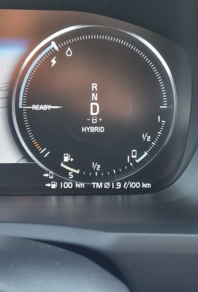 «ТО у дилера со всеми расходниками — 1 200 рублей». Белорус о владении 400-сильным гибридом Volvo XC90