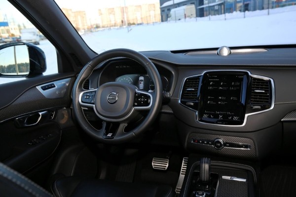 «ТО у дилера со всеми расходниками — 1 200 рублей». Белорус о владении 400-сильным гибридом Volvo XC90