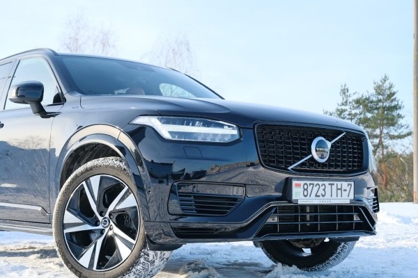 «ТО у дилера со всеми расходниками — 1 200 рублей». Белорус о владении 400-сильным гибридом Volvo XC90